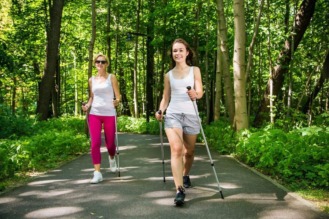 Kalorien werden beim Nordic Walking mit ganzem Körpereinsatz verbrannt. Arme, Beine, Po und Oberkörper kommen gleichermaßen zum Einsatz.