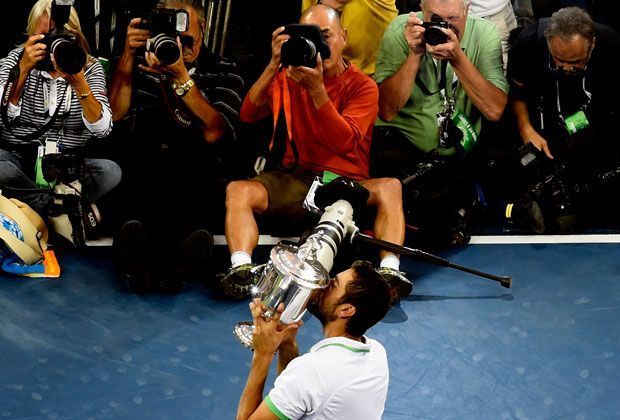 
                <strong>Finale Marin Cilic - Kei Nishikori</strong><br>
                Cilic darf sich sogar über drei Millionen Dollar freuen. Aber viel größer ist die Freude über den Pokal, den er im Blitzlichtgewitter der Fotografen entgegennimmt.
              