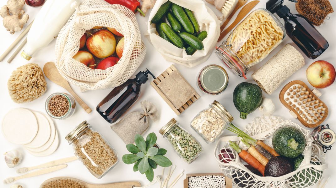 Nicht nur bei Lebensmitteln achten Veganer:innen gern auf Nachhaltigkeit. Auch bei Verpackung und Körperpflege zum Beispiel, gilt die Devise: Umweltfreundlich.