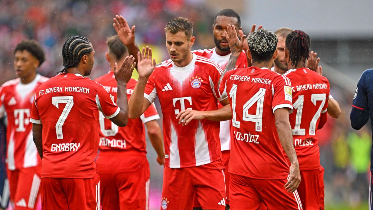02.08.2025, Fussball Bundesliga 2025 2026, Freundschaftsspiel, FC Bayern München - Olympique Lyon, in der Allianz-Arena München, Torjubel v.l. Serge Gnabry (FC Bayern München), Joshua Kimmich (FC B...