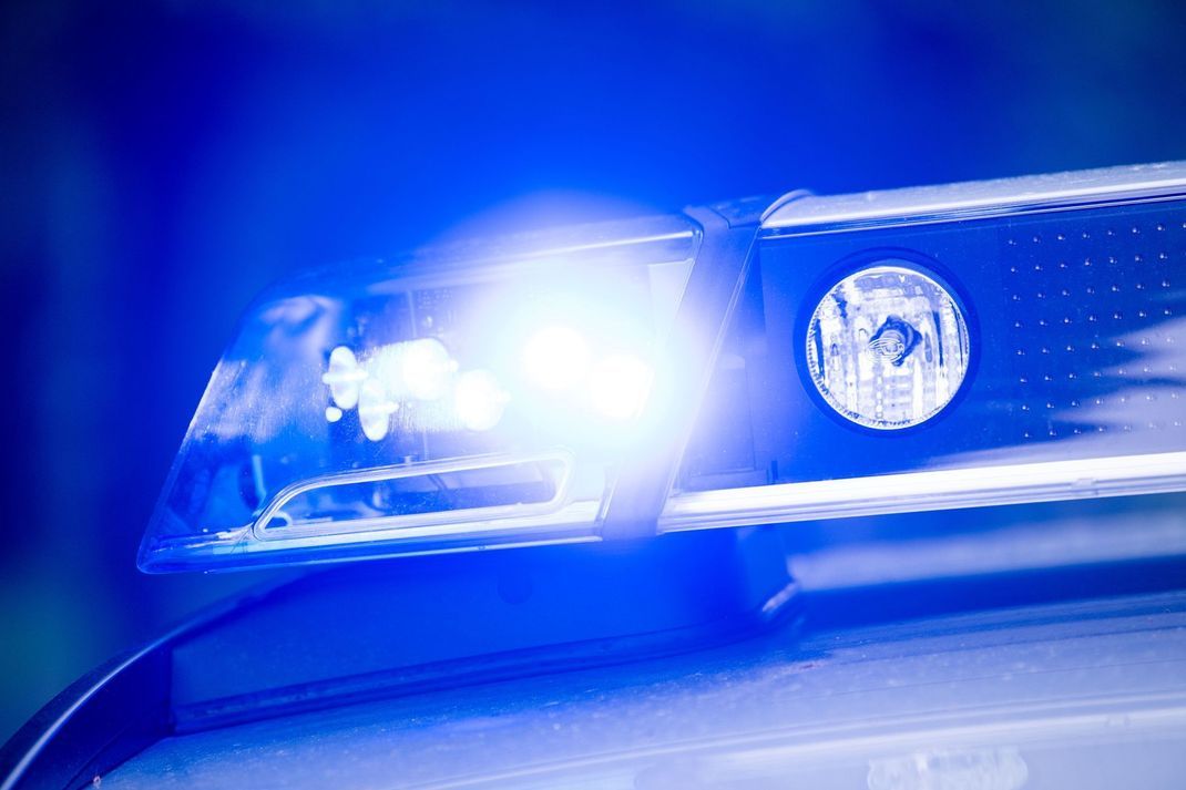 Dutzende Polizisten sind an der Schule im Einsatz. (Symbolbild)