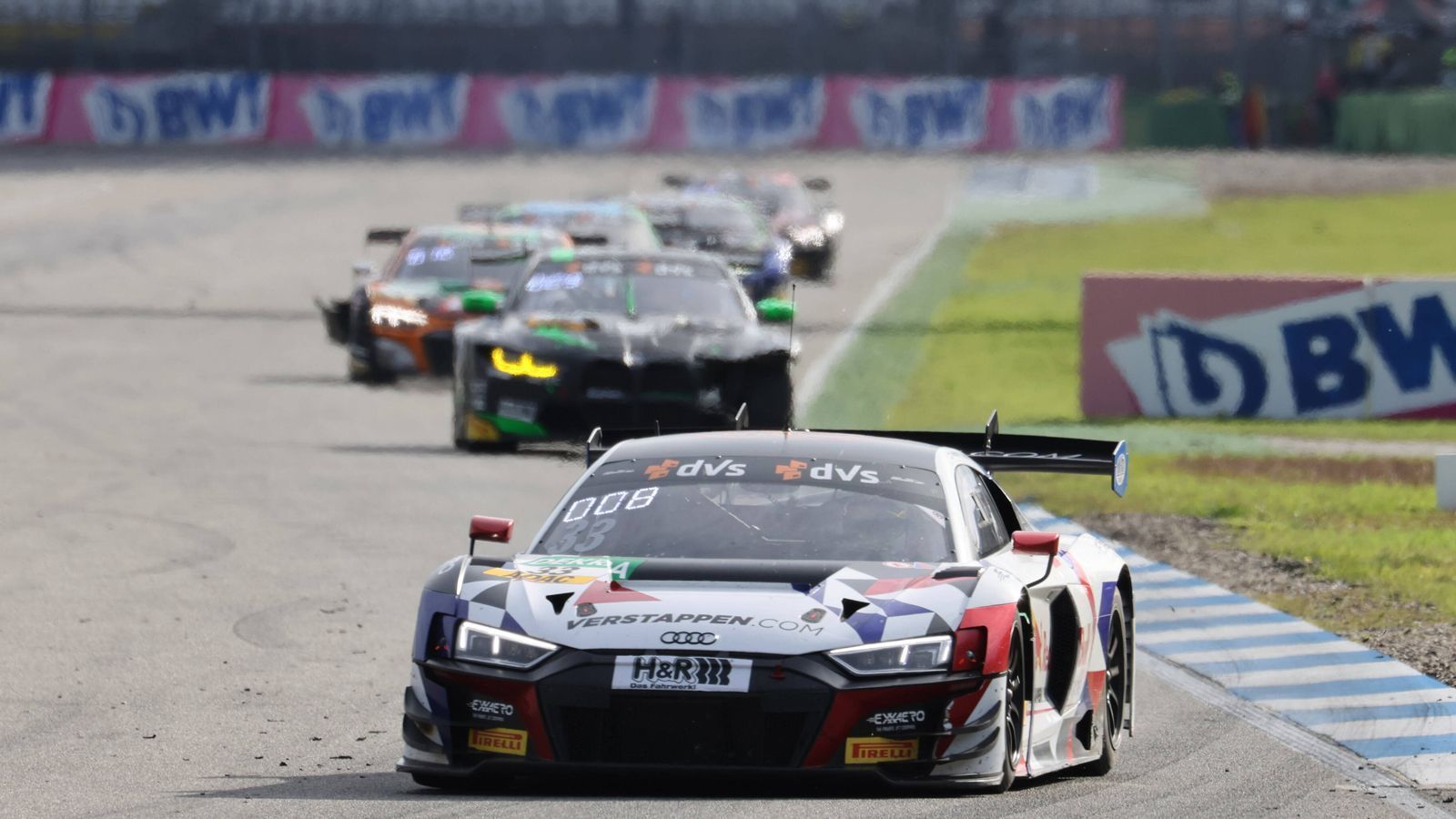 
                <strong>Reichhaltiges Rahmenprogramm</strong><br>
                Das Rahmenprogramm hat aber nicht nur den Porsche Carrera Cup Deutschland im Angebot. So wird auch das GT Masters Bestandteil einiger Rennwochenenden sein, auch die ADAC GT4 Germany und die ADAC TCR Germany sind dabei. Daneben sollen die LMP3-Boliden des Prototype Cup Germany und der BMW M2 Cup ihre Rennen austragen. Weitere Rahmenserien sind zum Beispiel auch der Porsche Carrera Cup Benelux, die Formula Regional European Championship powered by Alpine und die neue F1 Academy. 
              