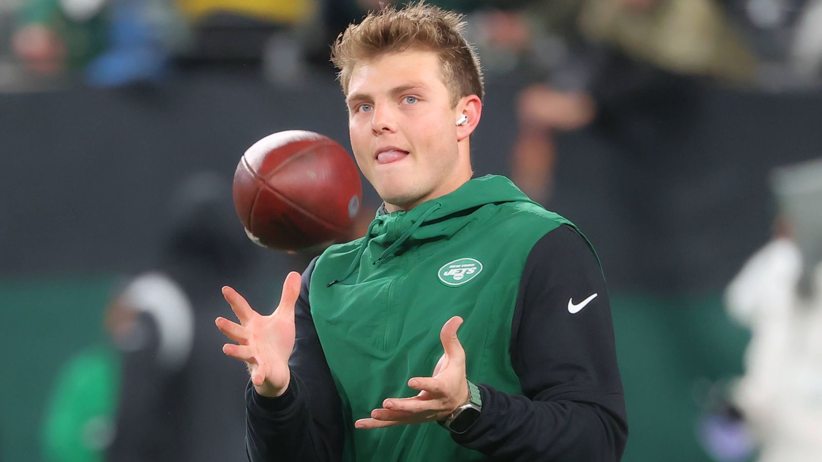 
                <strong>Hey, Mrs. Robinson</strong><br>
                Die New York Jets haben genug von Zach Wilsons Eskapaden und traden ihn zu den Tennessee Titans. Dort beginnt er eine Affäre mit Teambesitzerin Amy Adams Strunk (67).
              