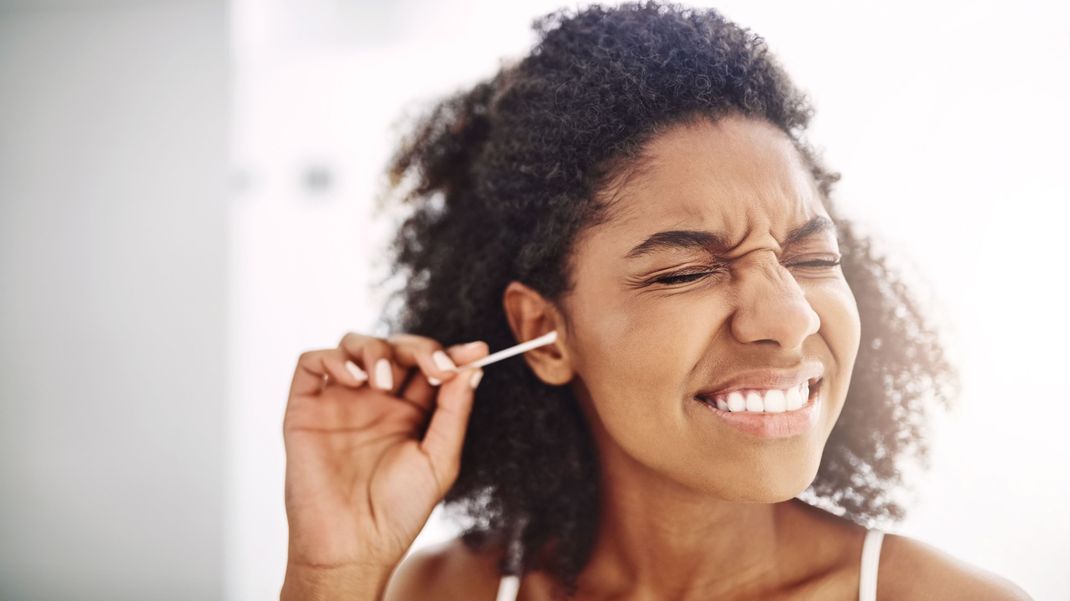 Wattestäbchen sind praktisch, werden aber oft falsch eingesetzt: Warum du sie nicht zur Ohrenreinigung verwenden solltest.