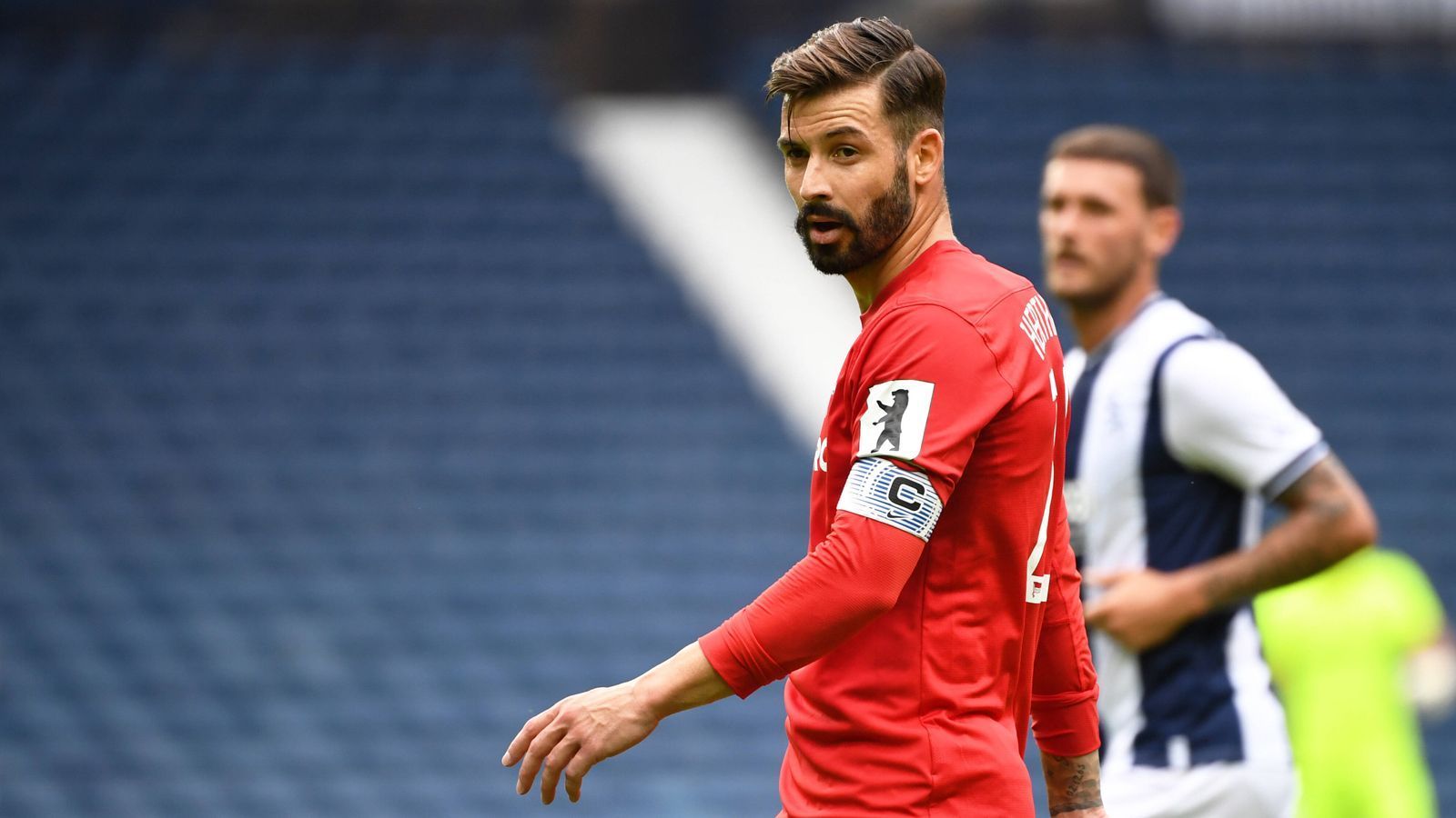 
                <strong>Hertha BSC: Marvin Plattenhardt</strong><br>
                Er ist mit seinem Tor nicht nur Relegations-Held der "Alten Dame", sondern nun auch ihr neuer Kapitän geworden. Marvin Plattenhardt erhält die Binde von Dedryck Boyata und ist damit klar ein Gewinner der Vorbereitung bei der Hertha.
              