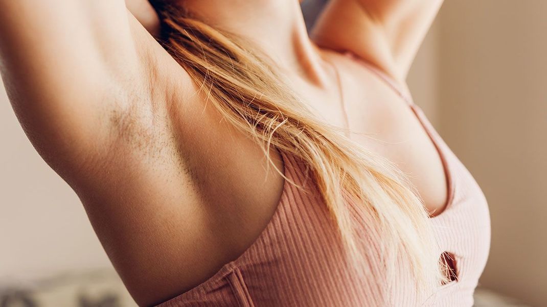 Warum rasieren sich viele Frauen an den Beinen, den Achseln und Co.? Die Antwort findet ihr im Beauty-Artikel.
