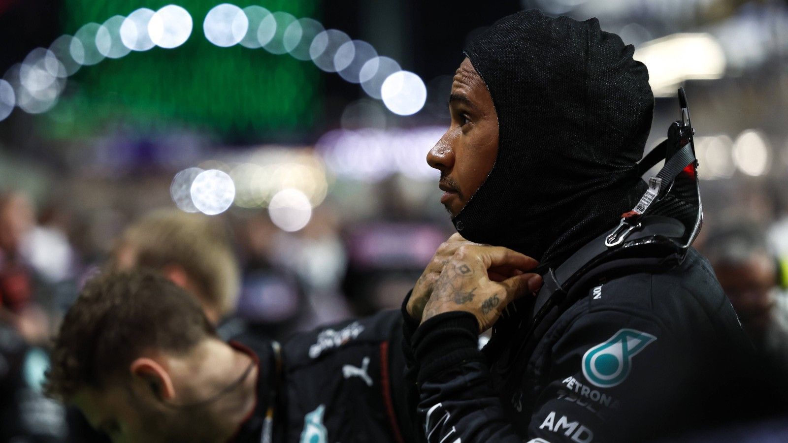 
                <strong>Verlierer: Lewis Hamilton</strong><br>
                Hinter dem siebenmaligen Weltmeister liegt keine gute Woche. Erst gab er die Trennung von seiner langjährigen Physiotherapeutin bekannt - für den Briten der Verlust einer seiner engsten Vertrauenspersonen an der Strecke. Dann läuft es auch im Boliden nicht rund. Wieder einmal landet er hinter Teamkollege und Landsmann George Russell, dabei hat er teilweise einen eklatanten Rückstand. "Die Strategie ging für mich nicht wirklich auf. Das Setup war etwas daneben. Ich denke, wenn ich das Setup von George gehabt hätte, wäre ich in einer bessere Position gewesen", erklärt er nach dem Rennen. Richtig anfreunden kann er sich mit seinem Fahrzeug ohnehin nicht: "Mir fehlt immer noch das Vertrauen."
              