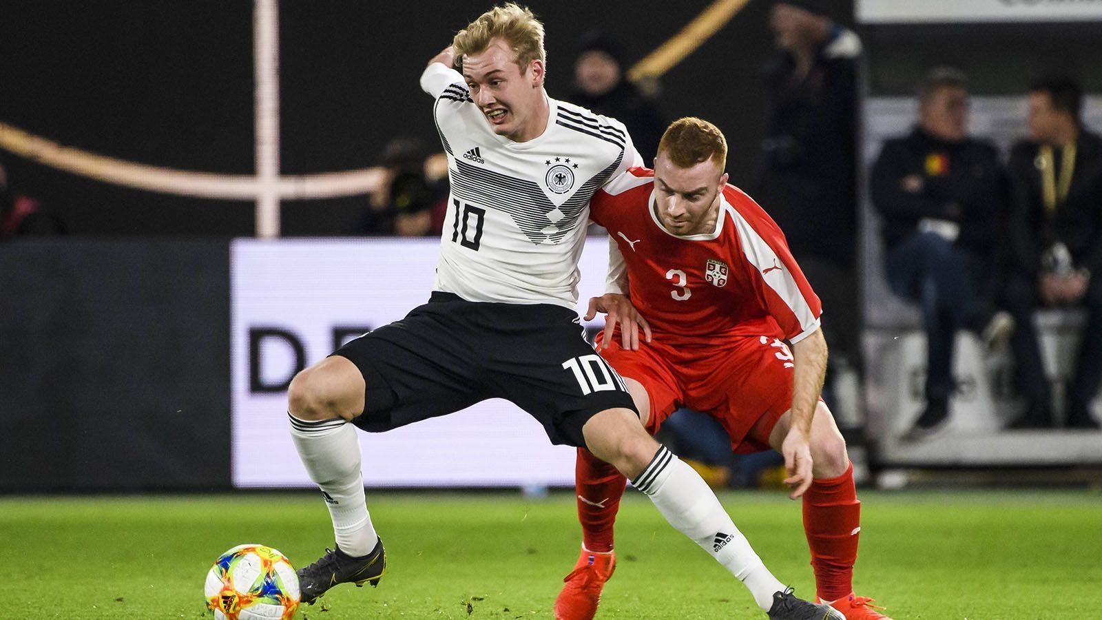 
                <strong>Julian Brandt </strong><br>
                Brandt war einer der Aktivposten im Spiel der Deutschen, sehr ballsicher und stark im Eins-gegen-Eins. Allerdings fehlte ihm oftmals noch die Abstimmung mit den Mitspielern. Daher sprangen insgesamt nur wenig zwingende Aktionen dabei heraus. Nach 56 Minuten wurde er aus dem Spiel genommen. ran-Note: 3
              