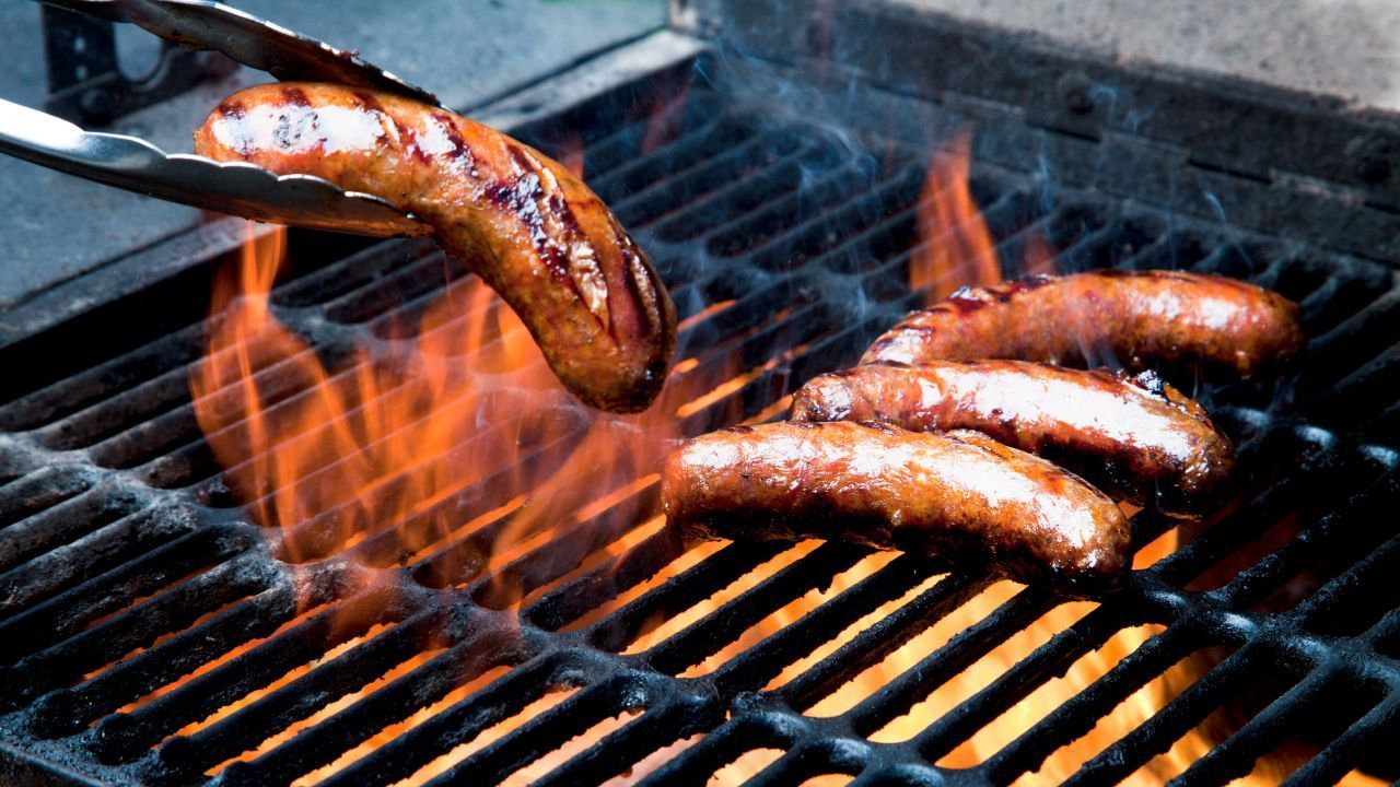 Polyzyklische aromatische Kohlenwasserstoffe und heterozyklischen aromatischen Amine in Fleisch und Wurst fördern Darmkrebs. Sie entstehen beim Grillen (vor allem, wenn Fett, Fleischsaft oder Marinade in die Kohle tropft), Rösten, Braten, Backen und beim Kontakt mit Feuer oder Rauchgasen&nbsp;» So kannst du vorbeugen: Iss diese Lebensmittel nur ab und zu und angebranntes gar nicht.