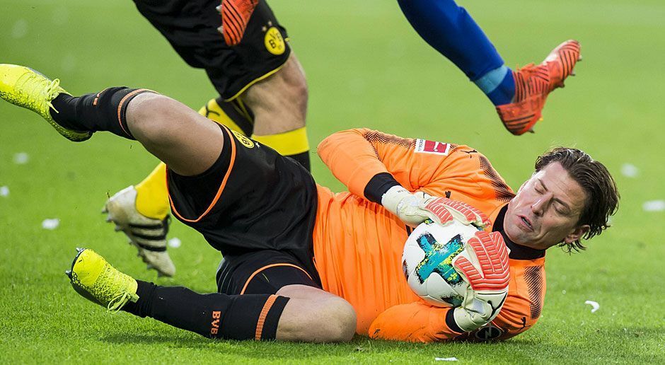 
                <strong>Roman Weidenfeller</strong><br>
                Nach wackeligen Bürki-Wochen bekommt Weidenfeller bei seinem 24. Revierderby das Vertrauen von Peter Bosz. Und in den wenigen Aktionen, die er hat, macht er seine Sache ordentlich. Bei einer Chance von Harit in der 2. Halbzeit ist der Routinier auf dem Posten. Beim 1:4 wird er jedoch von einem Kopfball überspielt, auch bei der Schalker Flanke zum 2:4 nicht sonderlich souverän, aber letztlich machtlos. Wenig später dafür wieder mit einem Riesen-Reflex. ran.de-Note: 3
              