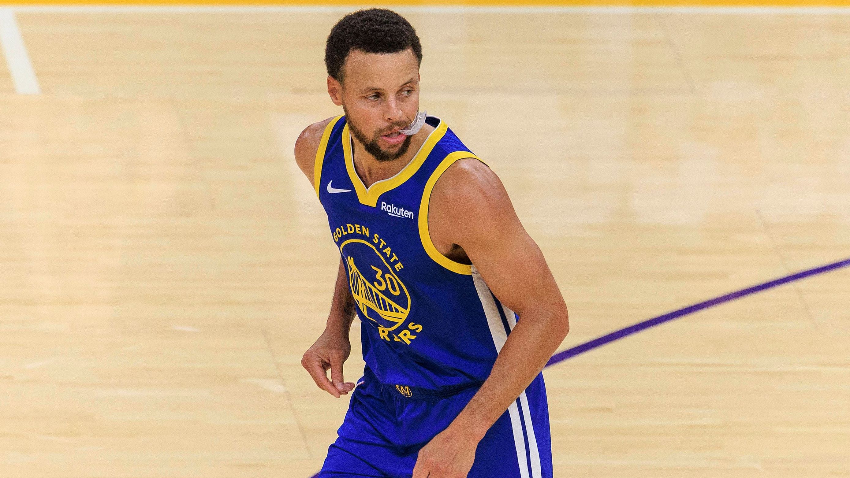 <strong>Wurffähigkeiten: Stephen Curry</strong><br>Stephen Curry wird oft als der beste Schütze in der Geschichte der NBA angesehen. Seine Fähigkeit, Dreipunktwürfe mit beeindruckender Genauigkeit zu treffen, hat die Art und Weise, wie das Spiel gespielt wird, revolutioniert.