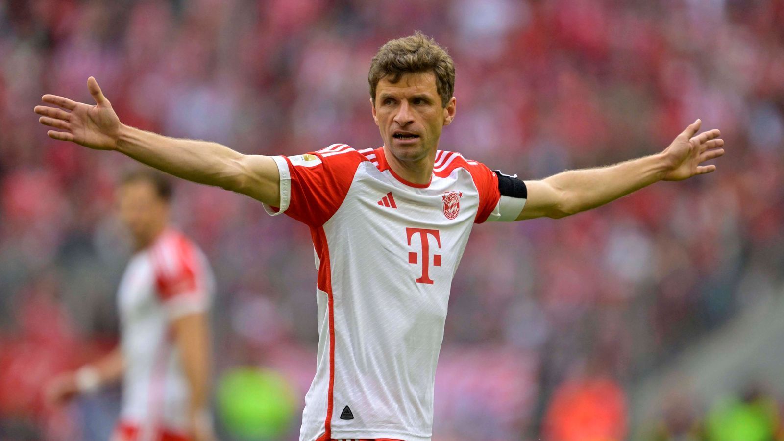 
                <strong>Thomas Müller (FC Bayern München)</strong><br>
                Darf als falsche 9 ran und hat in der 18. Minute die erste Großchance der Bayern, scheitert aber an Blaswich. Ständig als Antreiber zu sehen und zu hören. Kann die Spannung aber irgendwann nicht mehr oben halten. ran-Note: 3
              
