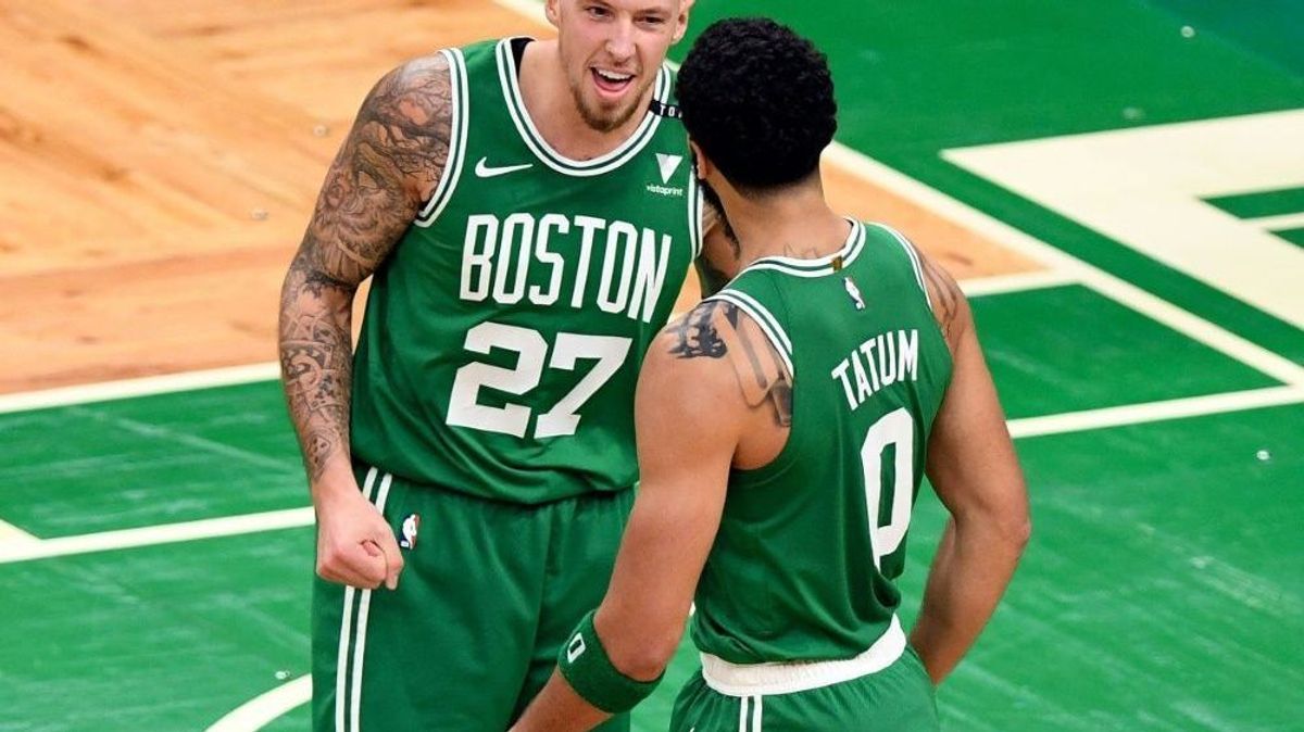 Daniel Theis (l.) und die Celtics besiegen Detroit