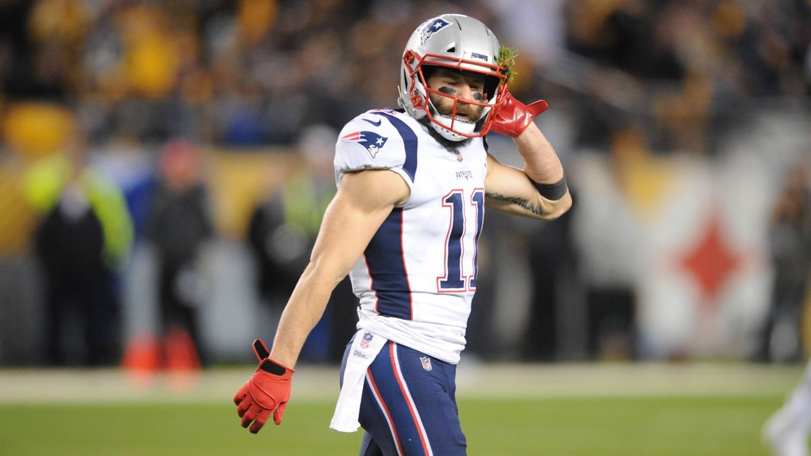 
                <strong>Julian Edelman</strong><br>
                Wide Receiver Julian Edelman von den New England Patriots wurde 2009 auch nicht zum Combine eingeladen und erst an Stelle 232 von den Patriots gedraftet. Hinzu kommt, dass er eigentlich als Quarterback ins Rennen ging, doch von den Patriots zum Wide Receiver umpositioniert wurde - mit großem Erfolg. Edelman gewann drei Mal den Super Bowl und wurde bei dem Finalsieg gegen die Los Angeles Rams sogar als MVP ausgezeichnet.
              