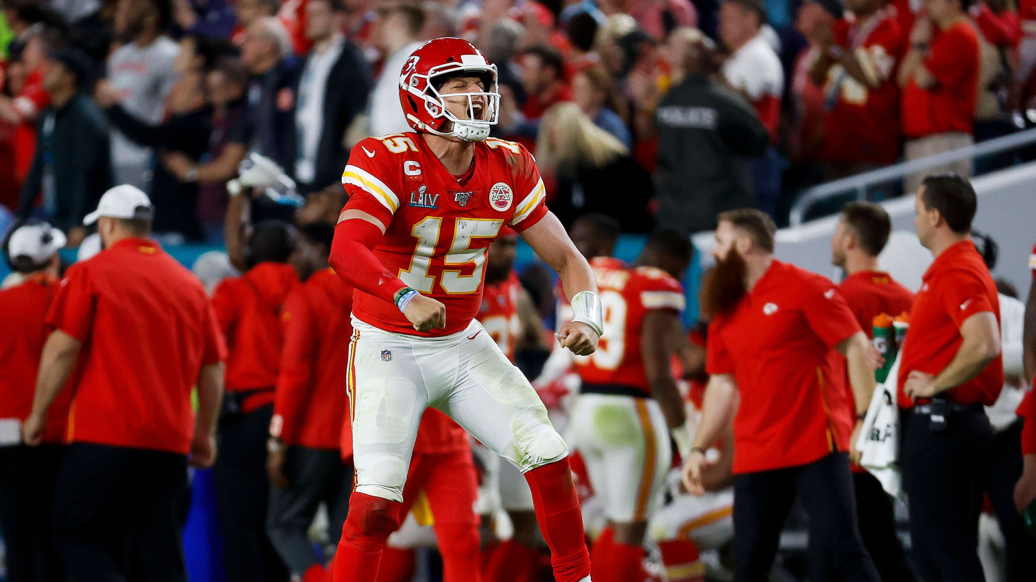 <strong>Super Bowl - Neuauflage 49ers vs. Chiefs: Diese Spieler waren schon 2020 dabei</strong><br>Fast genau vier Jahre ist es her, da ließen Patrick Mahomes und seine Kansas City Chiefs die Muskeln spielen. In Super Bowl LIV setzten sie sich gegen die San Francisco 49ers mit 31:20 durch. Am 12. Februar treffen sich die beiden Teams in Las Vegas wieder. <em><strong>ran</strong></em> zeigt die Akteure, die sich 2020 schon gegenüberstanden.