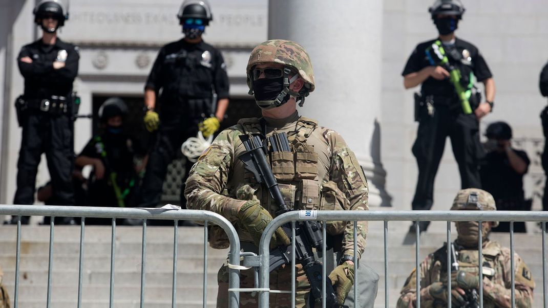 Nach heftigen Protesten gegen Abschiebungen in Los Angeles schickt US-Präsident Trump 2.000 Soldaten der Nationalgarde.