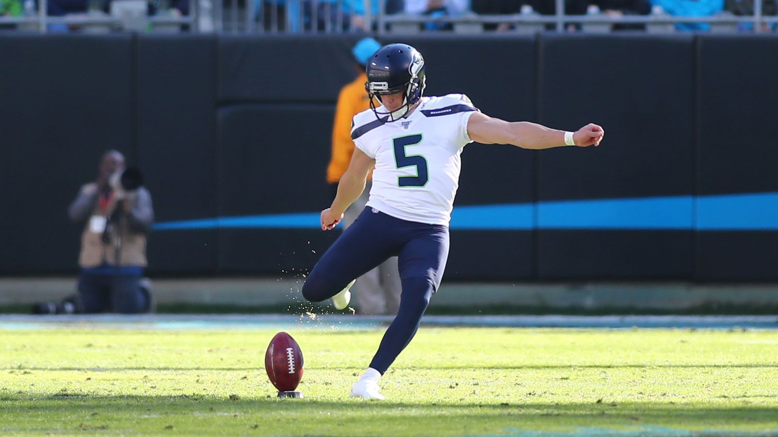 
                <strong>NFC - Kicker (ein Spieler)</strong><br>
                Jason Myers (Seattle Seahawks) - Durch die fulminante Offense um Russell Wilson ist Jason Myers in der laufenden Spielzeit zwar weniger gefordert, Fehler unterlaufen dem Kicker dennoch kaum. In zehn Spielen verwandelte er jedes seiner zwölf Field Goals, einzig zwei Extra Punkte verschoss der 29 Jahre alte Routinier. 2018 wurde Myers schon einmal für den Pro Bowl nominiert, damals allerdings auf Seiten der AFC.
              