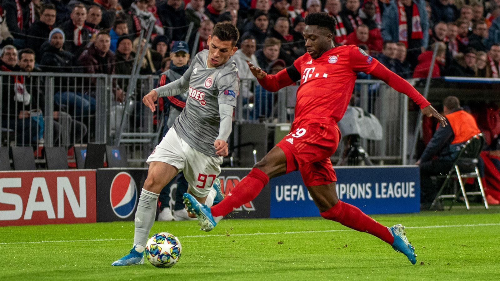 
                <strong>Alphonso Davies</strong><br>
                Vertritt Innenverteidiger Alaba abermals auf der linken Seite. Verliert gleich das erste Laufduell gegen Randjelovic. Nach einer fairen Grätsche auf Hüfthöhe dann aber im Spiel. Findet vor allem nach der Pause vermehrt den Weg nach vorne, und den Weg mag Davies bekannterweise am liebsten. ran-Note: 4
              