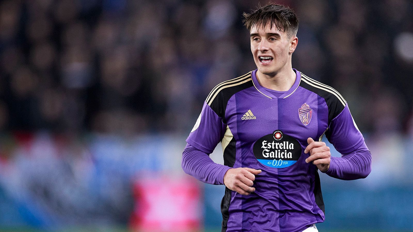 
                <strong>Ivan Fresneda (Real Valladolid)</strong><br>
                Dass Borussia Dortmund Interesse daran hat. Ivan Fresneda von Real Valladolid zu verpflichten, ist kein Geheimnis. Ob dies noch im Winter gelingt, darf allerdings zumindest bezweifelt werden. Grund dafür sind neueste Aussagen des 18-Jährigen, die er beim Schreiben einiger Autogramme gegenüber Fans äußerte. "Ich werde nicht gehen, bleibt ruhig", soll der Außenverteidiger den Valladolid-Anhängern zugerufen haben. Hält der Spanier sich an dieses Versprechen? Oder geht es am Deadline-Day doch noch woanders hin? Neben dem BVB soll nämlich auch der FC Arsenal eine Option für Fresneda sein.
              