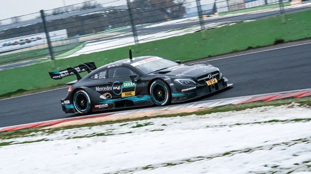 
                <strong>Schnee und Regen</strong><br>
                Die ersten Testfahrten des Jahres in Vallelunga gestalteten sich durch Schnee und Regen aber schwierig. "Wir konnten zwar in Vallelunga mit Gary über 100 Runden zu Beginn abspulen und wertvolle Daten gewinnen, aber danach ließ das Wetter keine verlässlichen Rückschlüsse mehr zu", erklärte Teamchef Ulrich Fritz.
              