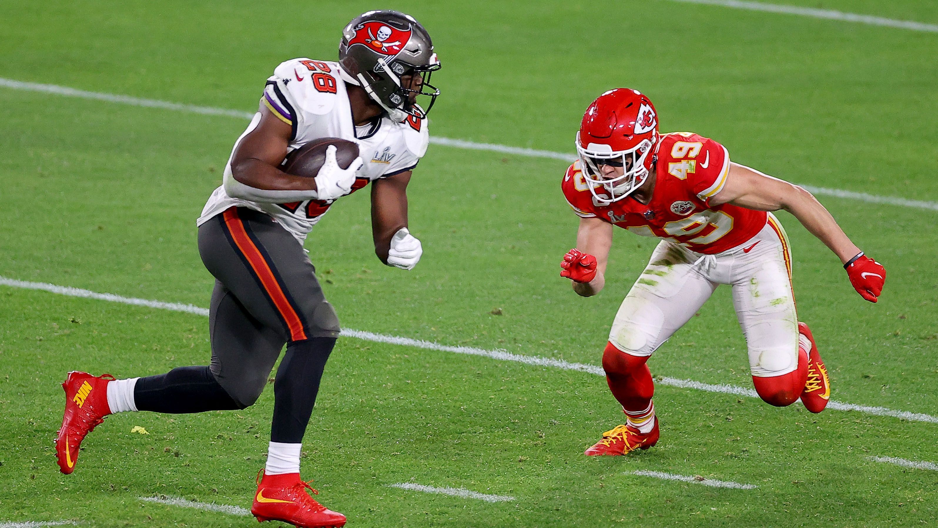 
                <strong>Daniel Sorensen (Safety)</strong><br>
                Daniel Sorensen gehört bei den Kansas City Chiefs zum alten Eisen. Der Safety steht seit 2014 bei der Franchise unter Vertrag und spielte in der NFL noch für kein anderes Team. Mit 91 Total Tackles stellte er diese Spielzeit eine neue Karriere-Bestmarke auf, gleiches gilt für seine drei Interceptions. Allerdings gehört Sorensen auch zu den besser bezahlten Defensiv-Spielern und angesichts der Tatsache, dass die Chiefs rund 20 Millionen Dollar über dem prognostizierten Cap Space liegen, könnte es für das Front Office schwer werden, die nötigen finanziellen Mittel bereitzustellen. 
              