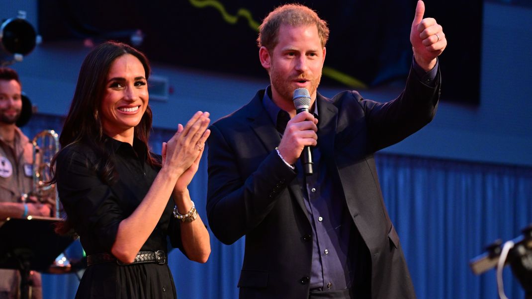 Prinz Harry und seine Frau, Meghan, Herzogin von Sussex, stehen während der Invictus Games in Düsseldorf auf der Bühne.