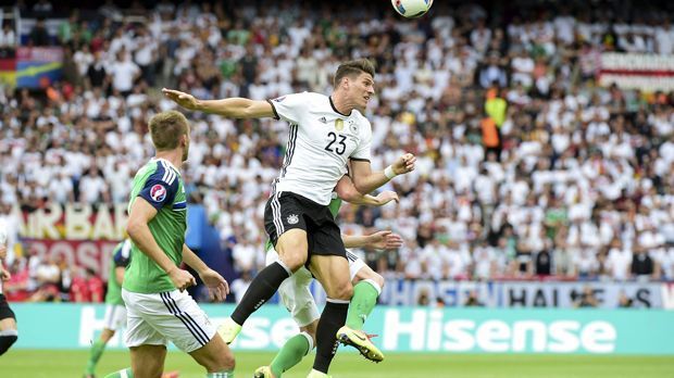 
                <strong>Mario Gomez</strong><br>
                Mario Gomez: Erste Chance, erstes Tor. Noch Fragen? War zwar phasenweise wenig bis gar nicht ins Spiel eingebunden und hatte ab und zu Schwierigkeiten bei der Ballverarbeitung. Aber mit ihm besteht immer die Möglichkeit, dass eine Chance im Strafraum auch verwertet wird. ran-Note: 2
              