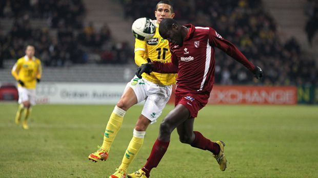 
                <strong>Kalidou Koulibaly</strong><br>
                Kalidou Koulibaly: Den Verteidiger entdeckten die Metz-Scouts 2009 als 18-Jährigen beim kleinen französischen Klub SR Saint-Die und auch er arbeitete sich über die zweite Mannschaft hoch. Nachdem Metz 2012 in die Dritte Liga abstieg, verkaufte der Klub neben Mane auch Koulibaly an den KRC Genk. Dort entwickelte sich der heutige Nationalspieler Senegals zu einem europäischen Top-Innenverteidiger, was auch dem SSC Neapel auffiel. Die Italiener sollen deshalb 2014 fast acht Millionen Euro Ablöse für Koulibaly auf den Tisch gelegt haben. Im Sommer 2016 soll der 25-Jährige von Chelsea umworben worden sein, bekannte sich aber zu Neapel, wo er im September bis 2021 verlängerte.
              