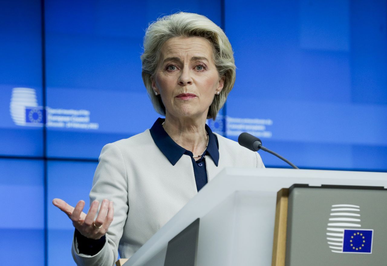 Laut EU-Kommissionspräsidentin Ursula von der Leyen war nun der Zeitpunkt gekommen, um jene "massiven und gezielten" Sanktionen gegen Russland zu beschließen, die unter ihrer Führung in den vergangenen Wochen vorbereitet worden waren. "Mit diesem Paket werden wir auf strategische Sektoren der russischen Wirtschaft zielen, indem wir ihren Zugang zu Schlüsseltechnologien und Märkten blockieren", sagte von der Leyen.