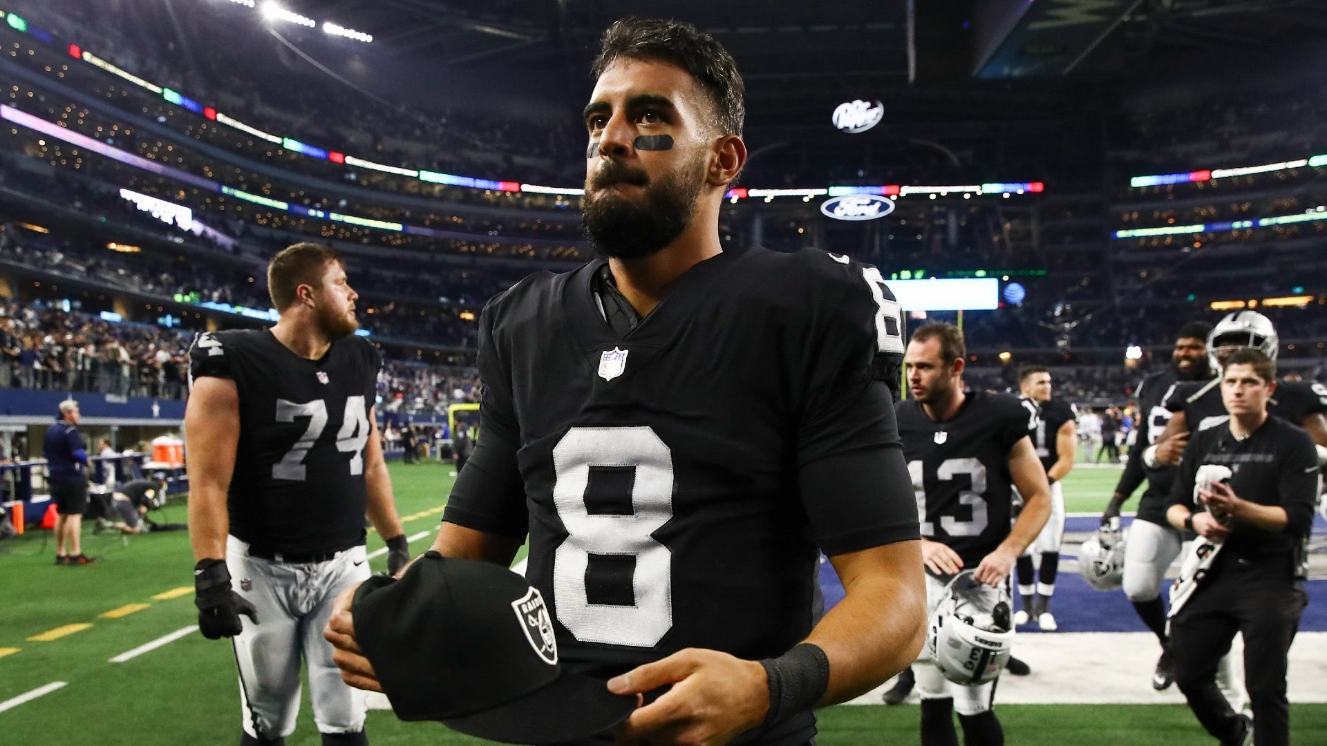 
                <strong>Marcus Mariota (Las Vegas Raiders) </strong><br>
                Obwohl er in der Saison 2021 in keinem Spiel als Starter auf dem Feld stand, könnte Marcus Mariota von den Las Vegas Raiders in der Free Agency für einige Teams interessant werden. Der 28-Jährige wechselte nach dem Aus bei den Tennessee Titans zu den Raiders und gab dort zwei Jahre lang den Backup von Starter Derek Carr. Als dieser in der vergangenen Saison für ein Spiel ausfiel, bewies Mariota seine Vielseitigkeit und sein Potenzial als regulärer NFL-Starter. Schon damals wurden die Gerüchte um einen Trade von Mariota laut. In der laufenden Saison wird er von den Raiders häufiger als Gadget-Spieler eingesetzt und glänzt vor allem im Laufspiel. So könnte er besonders für Teams interessant werden, die für günstiges Geld einen Übergangsstarter benötigen. 
              