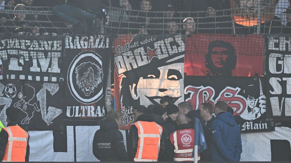 16.03.2025, xjhx, Fussball 1.Bundesliga, VfL Bochum - Eintracht Frankfurt v.l. Fans Eintracht Frankfurt, Stimmung, Schals, weigern sich Banner Fahnen von einem Fluttor Rettungstor zu entfernen Phil...