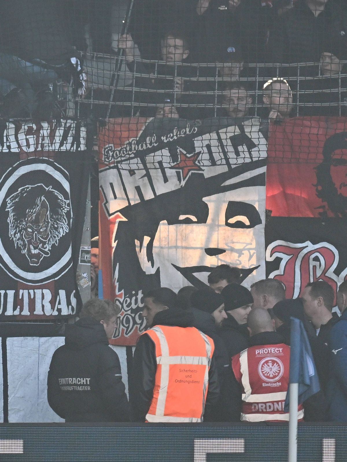 16.03.2025, xjhx, Fussball 1.Bundesliga, VfL Bochum - Eintracht Frankfurt v.l. Fans Eintracht Frankfurt, Stimmung, Schals, weigern sich Banner Fahnen von einem Fluttor Rettungstor zu entfernen Phil...