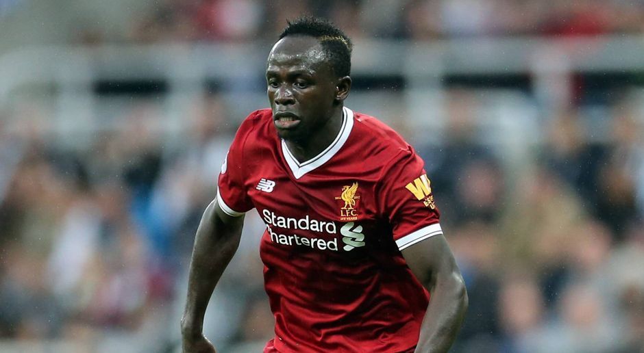 
                <strong>Sadio Mane (FC Liverpool)</strong><br>
                Lionel Messi ist aktuell die heißeste Personalie auf dem Transfermarkt. Bleibt er in Barcelona? Oder wechselt er den Verein? Im Falle eines Wechsels könnte bereits ein Nachfolger bereitstehen. Laut "tuttomercatoweb" würde Sadio Mane (FC Liverpool) zu Barcelona wechseln, wenn Messi gehen sollte. Als Ablöse stehen rund 120 Millionen Euro im Raum. Bereits im vergangenen Sommer stand Mane vor einem Wechsel, aber Real Madrid wollte die aufgerufene Summe nicht bezahlen. Der Senegalese spielt seit 2016 für Liverpool und hatte mit seinen 18 Treffern entscheidenden Anteil an der ersten englischen Meisterschaft von Liverpool seit 30 Jahren. Er hat noch einen Vertrag bis 2023 beim Team von Trainer Jürgen Klopp, soll Gerüchten zufolge aber nicht an einer Verlängerung interessiert sein.
              