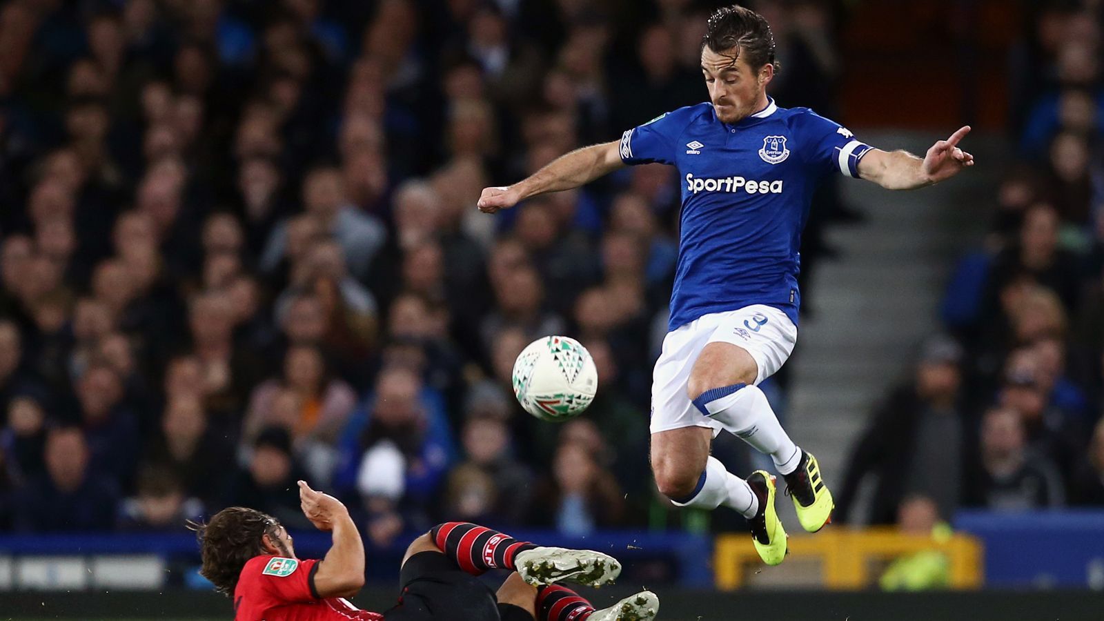 
                <strong>Leighton Baines</strong><br>
                Das Gegenteil von Wandervogel Fernandes ist Evertons Leighton Baines. Der 35-jährige Engländer spielte seit 2007 durchgehend für den Klub aus Liverpool und kam dabei zu 420 Pflichtspiel-Einsätzen. Damit ist der Routinier, der im Sommer 2020 seine Laufbahn beendet, der Everton-Profi mit den drittmeisten Einsätzen für die "Toffees". Einziger Wermutstropfen für Baines und dessen Loyalität: Der 30-malige Nationalspieler holte als Profi keinen einzigen Titel. 
              