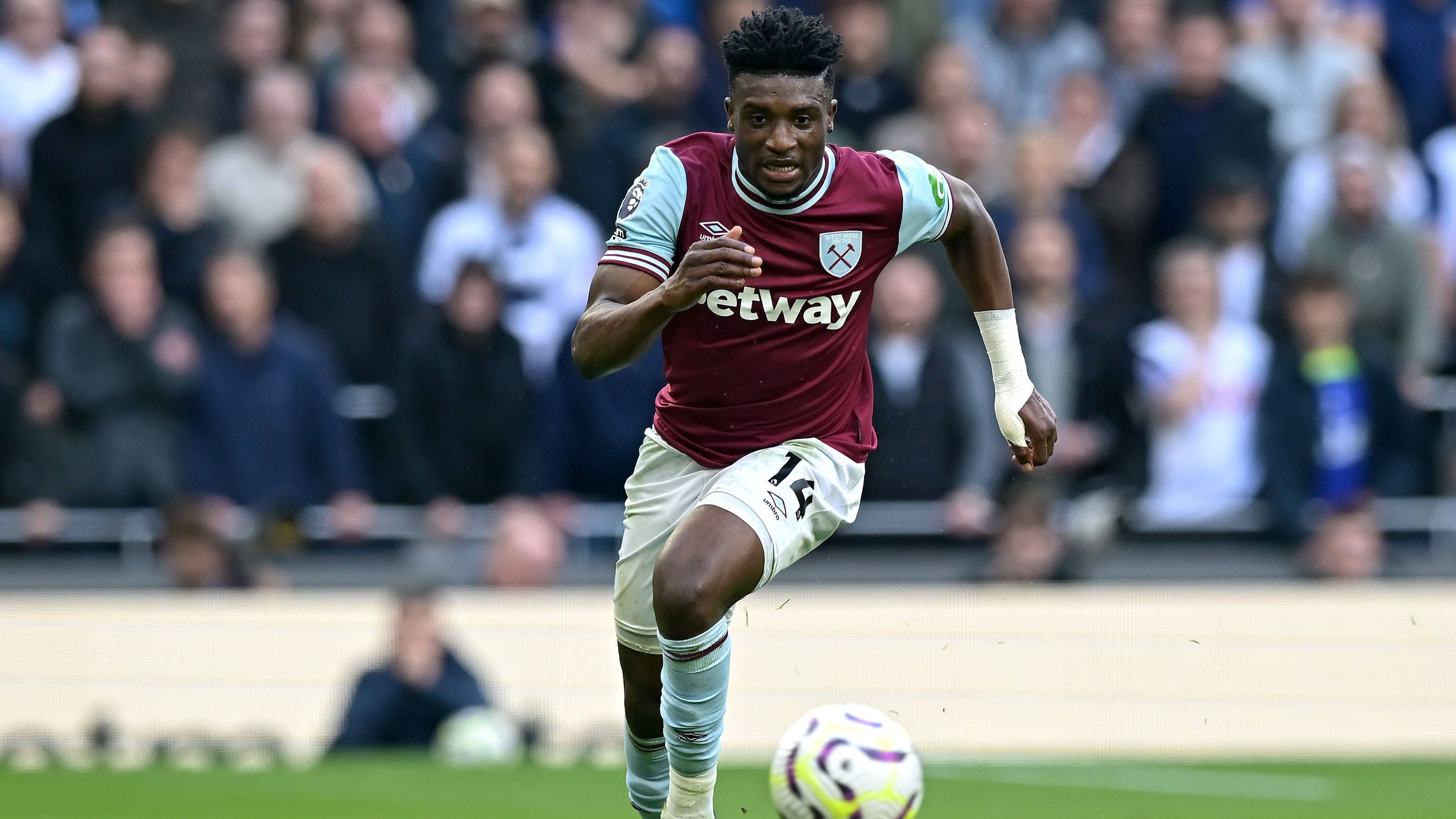 <strong>Mohammed Kudus (West Ham United)</strong><br>Der FC Arsenal soll sich mit einer Verpflichtung von Mohammed Kudus beschäftigen. Laut "Mirror" denken die Gunners über einen Transfer im Januar nach. Billig wäre dieser aber nicht, so soll West Ham für den Offensivspieler rund 107 Millionen Euro fordern. Ein immenser Betrag, vor allem in Anbetracht der nur zehn Tore seit seiner Ankunft im Sommer 2023.