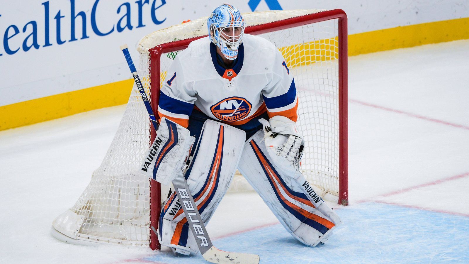 
                <strong>Thomas Greiss (New York Islanders)</strong><br>
                Barry Trotz, der Trainer der New York Islanders, lässt auf der Torwart-Position gerne rotieren. Semyon Varlamov scheint gegenüber dem deutschen Keeper allerdings ein etwas höheres Standing zu genießen - auch wenn die Fangquote mit 91,4 Prozent gegenüber 91,3 Prozent fast identisch ist. In den Playoffs nehmen Rotationen zwischen den Pfosten generell eher ab, aufgrund der kurzen Serien und kurzen Pausen - es wird Best-of-5 im Zwei-Tages-Rhythmus gespielt - sind Torhüterwechsel durchaus denkbar. Greiss muss sich aber zunächst darauf einstellen, im Duell mit den Florida Panthers als Nummer 2 in die Serie zu gehen.
              