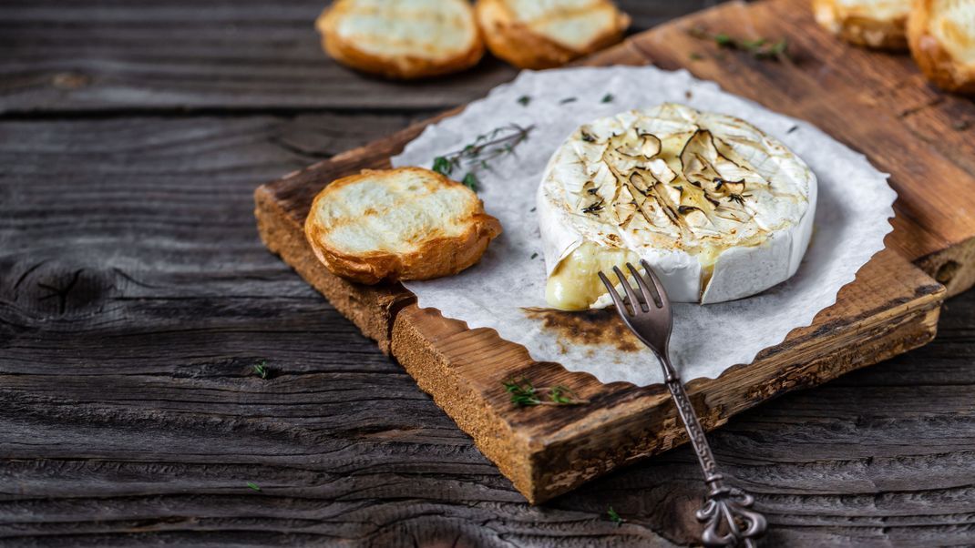 Geschmolzener Käse vom Grill - probier unbedingt mal Camembert.