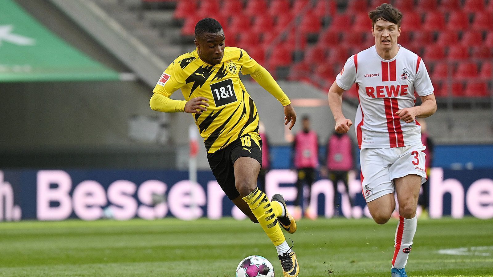 
                <strong>Youssoufa Moukoko (Borussia Dortmund)</strong><br>
                Über kaum einen Youngster wurde in den vergangenen Wochen und Monaten so viel gesprochen wie über das Dortmunder Sturmjuwel Youssoufa Moukoko. Mit nur 16 Jahren debütierte der Junioren-Nationalspieler Ende November im deutschen Oberhaus, einen knappen Monat später erzielte er gegen Union Berlin seinen ersten Treffer und steht mittlerweile bei 14 Partien und drei Toren. "Er hat natürlich gute Ansätze, viel Tempo, eine gute Technik und sein Torabschluss ist sehr, sehr gut für sein Alter", äußerte sich BVB-Kapitän Marco Reus über seinen Mitspieler. Rund um den gegnerischen Strafraum ist der Angreifer brandgefährlich, sucht den direkten Weg zum Tor und fackelt nicht lange, wenn sich die Gelegenheit bietet. Moukokos Potenzial scheint unbegrenzt, er muss es "nur noch" abrufen. Derzeit stoppt ihn allerdings eine Verletzung.
              