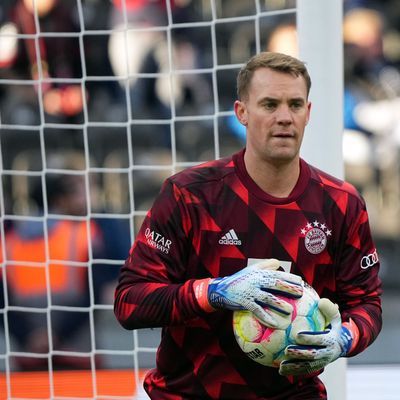 FC Bayerns Torhüter Manuel Neuer vor einem Bundesliga-Spiel in Aktion.