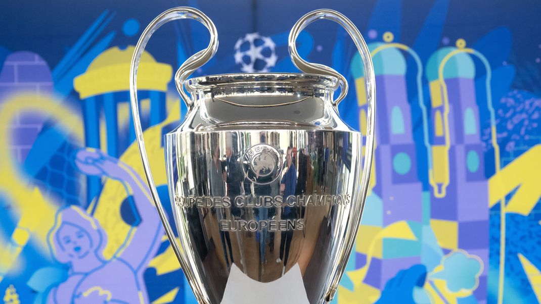 Der Pokal während einer Pressekonferenz zum Stand der Vorbereitungen für das Champions League Finale