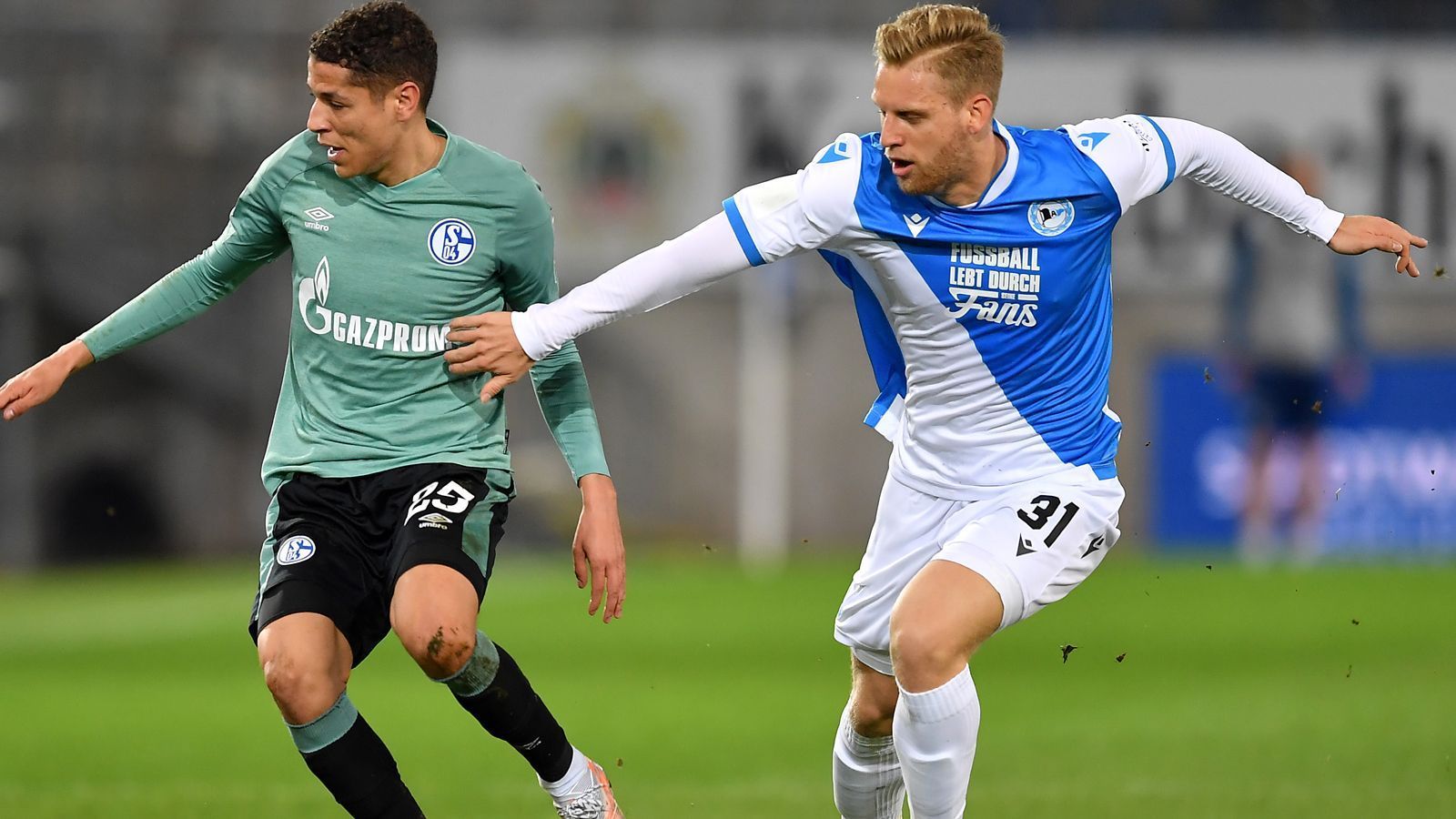 
                <strong>Arne Maier (Arminia Bielefeld/ausgeliehen von Hertha BSC)</strong><br>
                Der vierte (Überraschungs-)Kandidat, den Flick für einen möglichen Bayern-Wechsel auf dem Zettel gehabt haben soll, ist Arne Maier. Im damaligen Hertha-Talent soll Flick besonders viel Entwicklungspotenzial gesehen haben, als er sich im Sommer 2020 für den Mittelfeldspieler interessierte. Statt aber nach München zu wechseln, wurde der 22-Jährige von seinem Stammklub Hertha BSC für die laufende Saison an Aufsteiger Arminia Bielefeld verliehen. Bei den Ostwestfalen kommt der U21-Nationalspieler erst seit Beginn der Rückrunde regelmäßig zum Einsatz. Maiers Vertrag bei der Hertha läuft noch bis 2023.
              