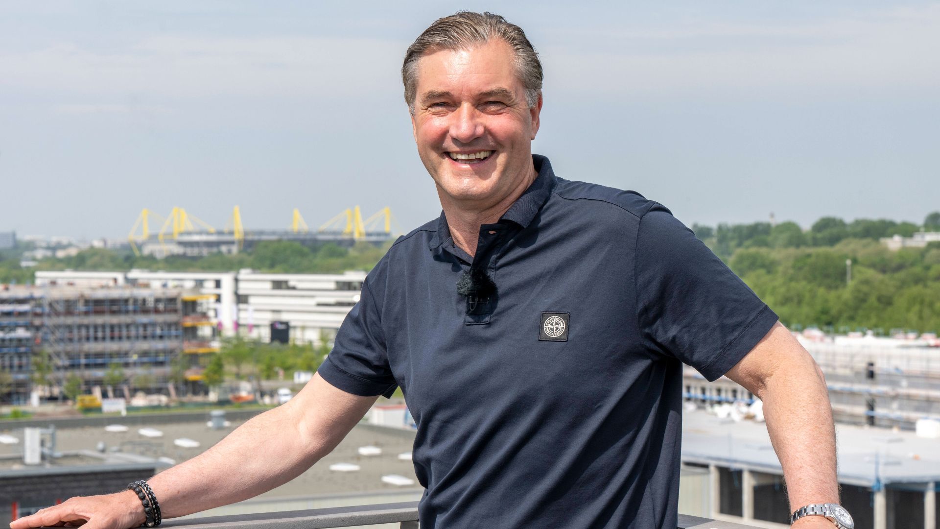 
                <strong>Michael Zorc</strong><br>
                Der langjährige Sportdirektor von Borussia Dortmund ist seit seinem Abschied vom BVB im Sommer ohne Anstellung im Fußballbereich, wäre also theoretisch zu haben. Ins Spiel bringt ihn Michael Reschke, der ehemalige Technische Direktor des FC Bayern. "Michael Zorc wäre aus meiner Sicht eine Top-Lösung", sagte Reschke im Interview mit der Mediengruppe "Münchner Merkur/tz" und ergänzte: "Eines ist sicher: Der DFB-Sportdirektor kann nur dann stark sein, wenn er Entscheidungsbefugnisse besitzt und die Prozesse zur Umsetzung seiner Ideen sinnvoll sind."
              