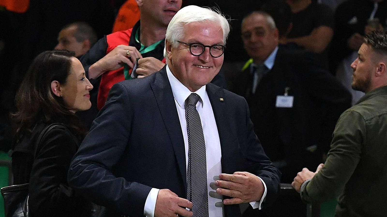 
                <strong>6. Juni: Frank-Walter Steinmeier meldet sich zu Wort</strong><br>
                Frank-Walter Steinmeier äußert sich in der Zeit befremdet über die Foto-Aktion, sie habe ihn "ein bisschen ratlos gemacht". Ob die Spieler sich entschuldigt hätten, sei "eine Interpretationsfrage", ergänzt er.
              