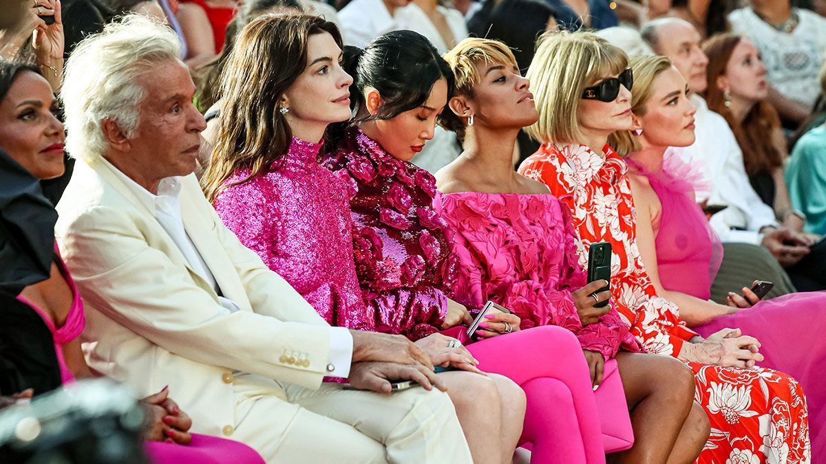Unter der Lupe: Anne Hathaway, Giancarlo Giammetti, Ariana DeBose oder auch Anna Wintour – wie wird das Urteil der Mode-Experten und -Kritiker ausfallen?
