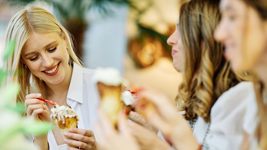 Vanilleblond wirkt super frisch! Mit dieser Haarfarbe seid ihr schon jetzt perfekt für die kommende Frühjahrssaison gewappnet.