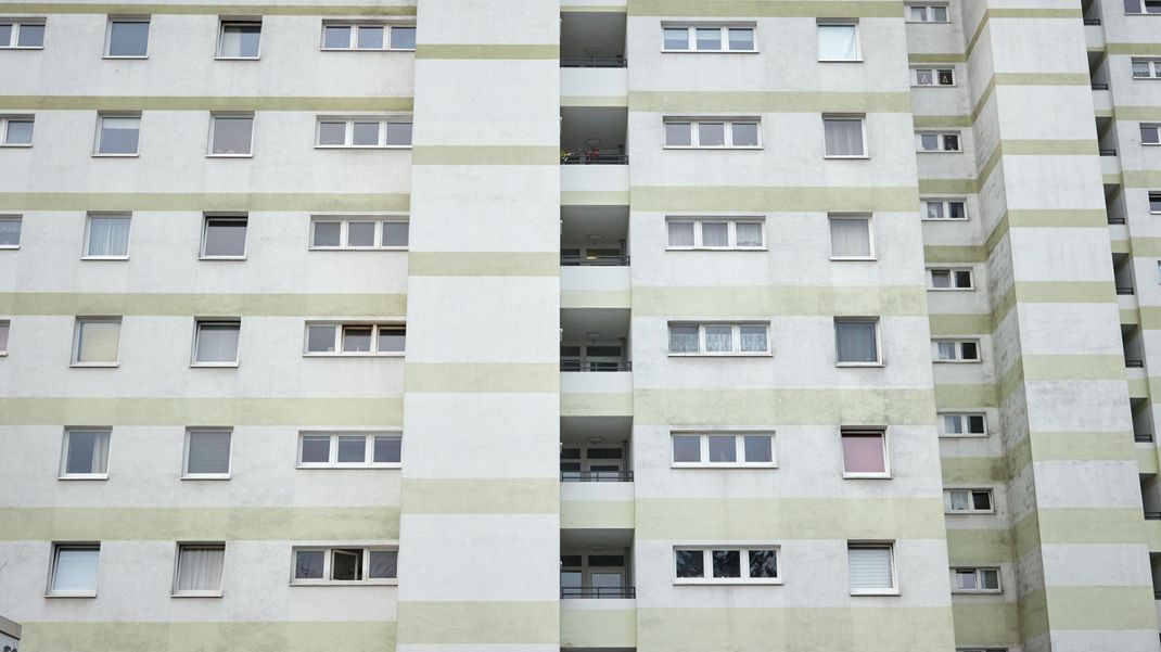 Gestiegene Zinsen und teure Baumaterialien sorgen für bröckelnde Kaufpreise - dafür aber für kräftig steigende Mieten.