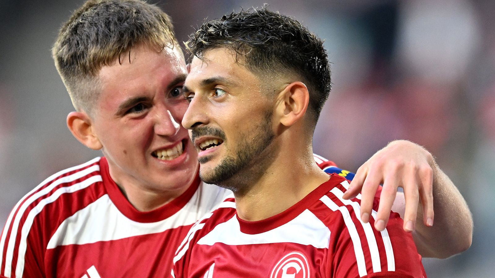 <strong>Rechter Verteidiger: Matthias Zimmermann (Fortuna Düsseldorf)</strong><br>Aufgrund eines Ermüdungsbruches fiel er die letzten sechs Spiele aus und kommt erst Ende Januar zurück. Aber wenn Zimmermann über 90 Minuten auf dem Feld stand, hat die Fortuna nie verloren. Ihm gelangen drei Vorlagen und ein Tor.<br>2. Ignace Van der Brempt (HSV), 3. Herbert Bockhorn (Magdeburg)