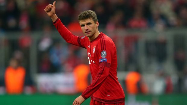 
                <strong>Platz 1: Thomas Müller</strong><br>
                Platz 1: Thomas Müller. Der Profi vom FC Bayern München ist mit 26 Jahren und 72 Tagen der jüngste Fußballspieler aller Zeiten, der 50 Mal in der Champions League siegt. Sein Debüt feiert Müller 2009 beim 7:1-Sieg gegen Sporting Lissabon.
              