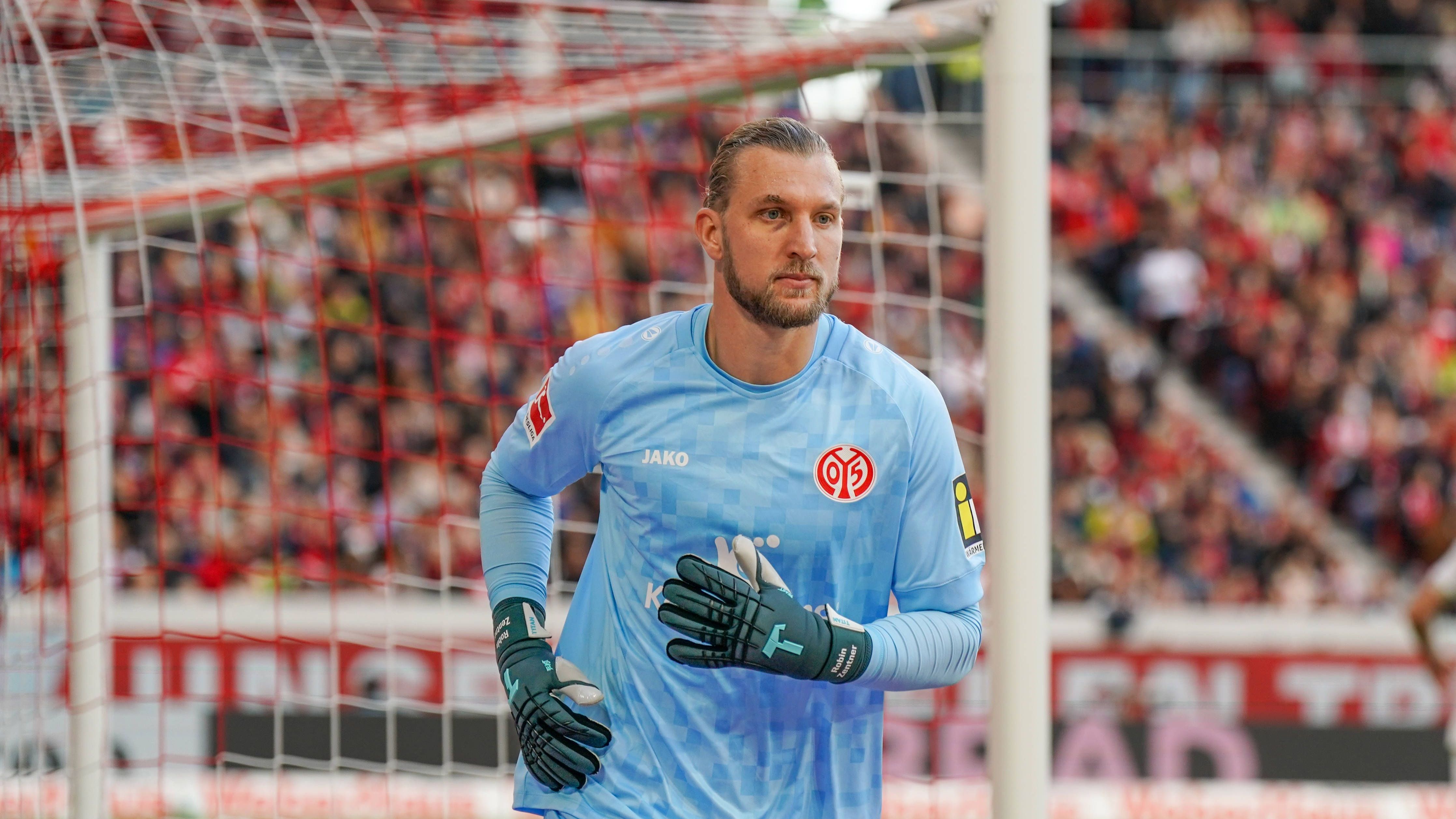 <strong>Robin Zentner (1. FSV Mainz 05)</strong><br>Zieht es Torwart Robin Zentner ins Ausland? Wie die "Sport Bild" berichtet, steht der Keeper von Mainz 05 ganz oben auf der Wunschliste des FC Valencia. Der aktuelle Tabellenletzte der spanischen Liga sucht nach einem Nachfolger für EM-Entdeckung Giorgi Mamardashvili, der im kommenden Sommer zum FC Liverpool wechseln wird. Zentner steht bei den Mainzern noch bis 2025 unter Vertrag.