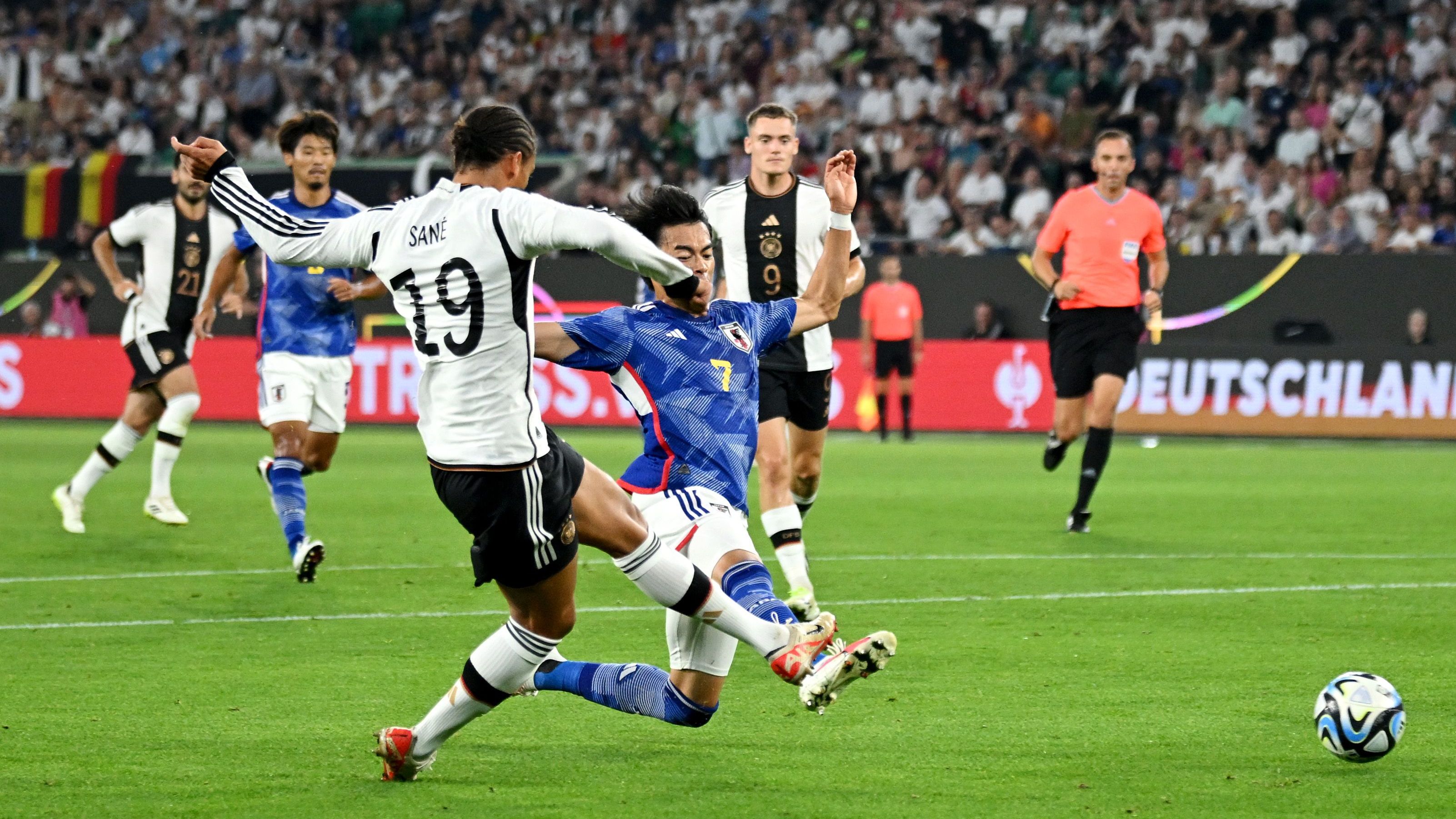 <strong>Leroy Sané (FC Bayern München)</strong><br>Unterstreicht seine tolle Form aus dem Verein und braucht nur 19 Minuten, um sein zwölftes Länderspieltor zu erzielen. Nimmt sich seine Auszeiten, ist aber der mit Abstand gefährlichste deutsche Offensivspieler, weil viel zu schnell für seinen Gegenspieler. Macht aus diesem Vorteil fast zu wenig. <strong>ran-Note: 2</strong>